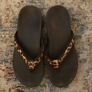 Vionic by Orthaheel Tide II Brown Leopard Leather & Mesh Thong Sandals Size 8